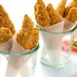 Doigts de poulet en cro&ucirc;te de tortilla & crudit&eacute;s