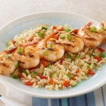 Repas tout-en-un de brochettes de crevettes avec riz grill&eacute;