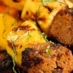 Brochettes de fruits sur b&acirc;tons de cannelle