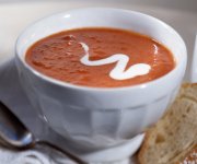 Soupe aux tomates parfumée au basilic frais